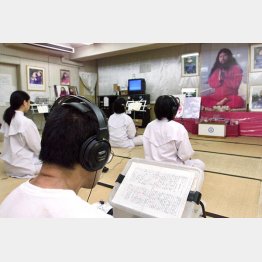 信者はまだいる…（Ｃ）ロイター