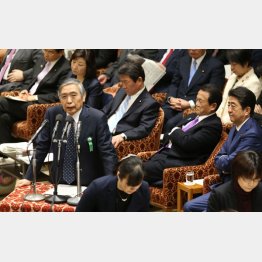 支持率維持のためなら…（Ｃ）日刊ゲンダイ