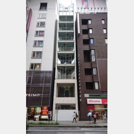 売却された「不二家銀座ビル」（中央のビル）／（Ｃ）日刊ゲンダイ