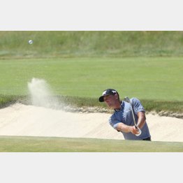 両肩と腕でできる三角形がインパクト後も崩れない（Ｃ）ロイター／USA TODAY Sports