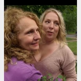 再会したジョンソンさん（左）とハリスさん。（インサイド・エディションのユーチューブから）