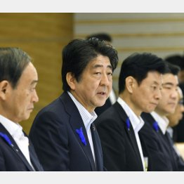 顔がむくんでいる……（非常災害対策本部会議に出席）（Ｃ）共同通信社