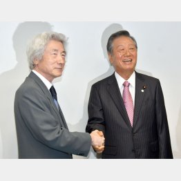 ガッチリ握手（Ｃ）日刊ゲンダイ