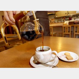 目の前で注ぐ光景は「インスタ映え」間違いなし（Ｃ）日刊ゲンダイ