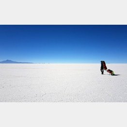 横断をスタートしたテシエさん（モラレス・ボリビア大統領のツイッターから）