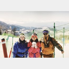 同僚と長野五輪を観戦（中央がミカさん）／（提供写真）