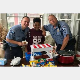 ホットドッグを買いに来た警察官とジェーカン君（「ＧｏＦｕｎｄＭｅ」のサイトより）