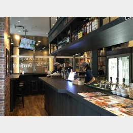 新宿・歌舞伎町のアパホテル１階にオープンした「Ａｓａｈｉ　ＢｅｅｒＦｒｏｎｔ 歌舞伎町店」（Ｃ）日刊ゲンダイ