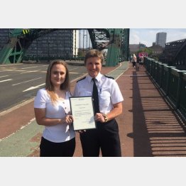 ウェアマウス橋でハンターさん（左）に楯を贈るピット警視長（ノーザンブリア市警のツイッターから）