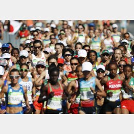 今度は何人ゴールにたどり着けるか（リオ大会の女子マラソン）（Ｃ）共同通信社