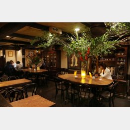 店内には至るとろこにお花が生けてある（Ｃ）日刊ゲンダイ