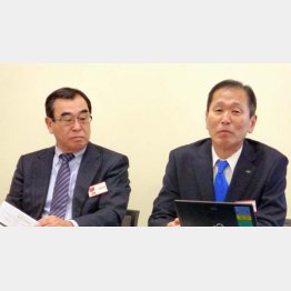 ２０１９年１月の統合を発表（アルプス電気の栗山社長（右）とアルパインの米谷社長）（Ｃ）共同通信社