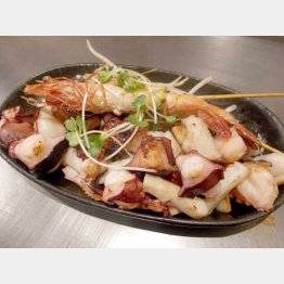 タコ、イカ、エビの三種焼き（Ｃ）日刊ゲンダイ