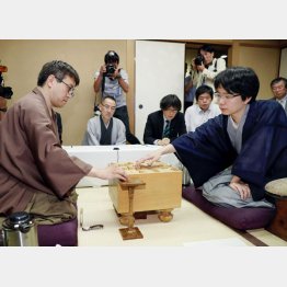 羽生善治棋聖（左）を破り、初タイトルを獲得した豊島将之八段（Ｃ）共同通信社