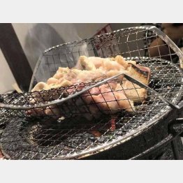 炭火でコロコロ焼き上げる（Ｃ）日刊ゲンダイ