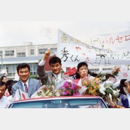 バルセロナ五輪金メダルで両親と地元をパレード（９２年、愛知県大阪市で）／（提供写真）