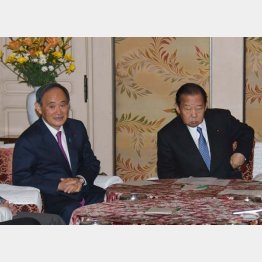 菅官房長官と二階幹事長（Ｃ）日刊ゲンダイ