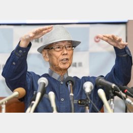 会見する翁長知事（Ｃ）共同通信社