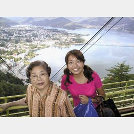 祖母と（大学時代）（提供写真）