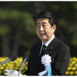 平和記念式典であいさつする安倍首相（Ｃ）共同通信社