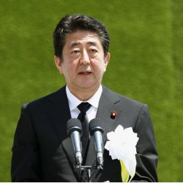 長崎原爆犠牲者慰霊平和祈念式典であいさつする安倍首相（Ｃ）共同通信社