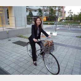 会社設立当時。銀座かいわいの顧客のもとに行く時には自転車を使っていた。（提供写真）