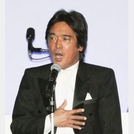 そこまで真っ黒にならなくても…（歌手の松崎しげる）（Ｃ）日刊ゲンダイ