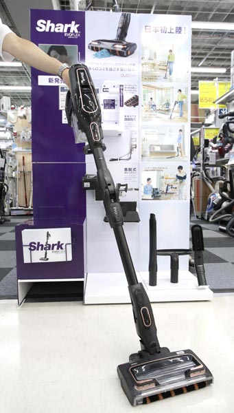 ボタン一つでパイプが曲がる コードレススティック掃除機｜日刊