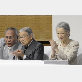 東京国体のボクシング競技を観戦され、選手に拍手を送る天皇、皇后両陛下（Ｃ）共同通信社