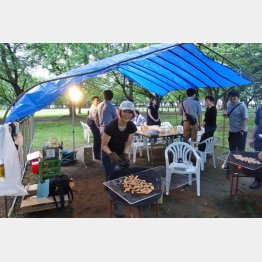 「三沢で育ったやまざきポーク」が特に絶品（中央女性がＮＡＯさん）（Ｃ）日刊ゲンダイ