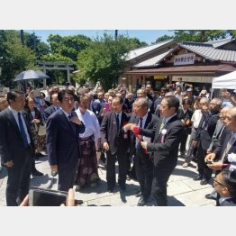 選挙区でもないのに参拝（河村建夫議員フェイスブックより）