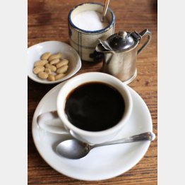 ピーナツが添えられるのは常連客の特典（Ｃ）日刊ゲンダイ