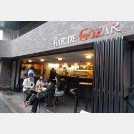 店は金の湯の前に（Ｃ）日刊ゲンダイ