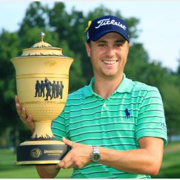 BS招待で優勝し、トロフィーを手にするジャスティン・トーマス（Ｃ）共同通信社