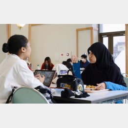 ハラール食を楽しむ留学生（Ｃ）共同通信社