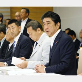 “やってる感”のアピールのみ（西日本豪雨の非常災害対策本部会合）（Ｃ）共同通信社