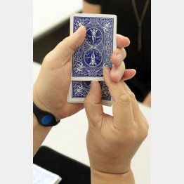 爪でグイッと（Ｃ）日刊ゲンダイ