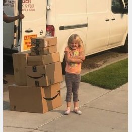 山積みの段ボール箱の横で（「ｐｒｉｎｃｅｓｓ　ｒｉａ」さんのツイッターから）