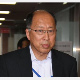 むずかしいカジ取り（遠藤長官）／（Ｃ）日刊ゲンダイ