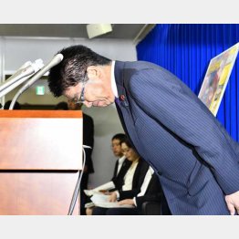 障害者雇用水増し問題に関し、記者会見で謝罪する加藤厚労相（Ｃ）共同通信社