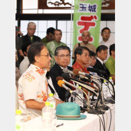 玉城氏の右隣には翁長知事の帽子が（Ｃ）日刊ゲンダイ
