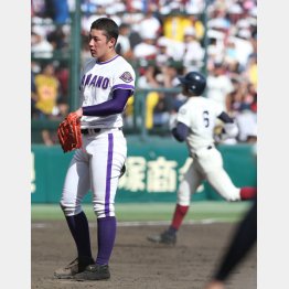 決勝の五回、根尾（左）に２ランを浴びた吉田（Ｃ）日刊ゲンダイ