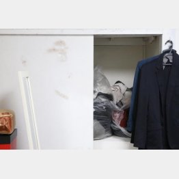 “シミ”の残るクローゼット（Ｃ）日刊ゲンダイ