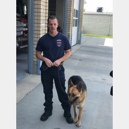 カレンさんとメンダ（ドレイパー市消防局のフェイスブックから）