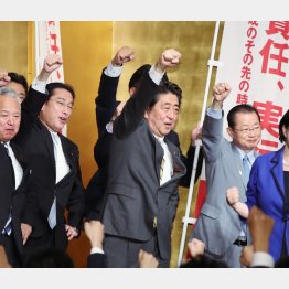 後方ではスマホをいじる出席者も（Ｃ）日刊ゲンダイ