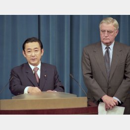 １９９６年４月、米軍普天間飛行場の全面返還合意を発表する橋本首相とモンデール大使（首相官邸）（Ｃ）共同通信社