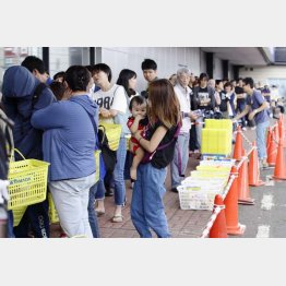 食料品などを求めて長蛇の列（Ｃ）共同通信社