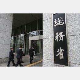 総務省ｖｓ自治体の図式に（Ｃ）日刊ゲンダイ