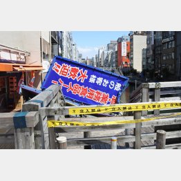 強風で飛ばされた看板（道頓堀沿い）／（Ｃ）日刊ゲンダイ