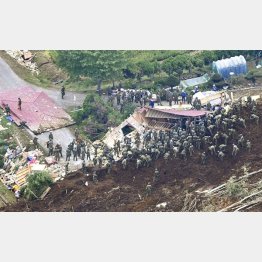 安否不明者の捜索が続く（Ｃ）共同通信社